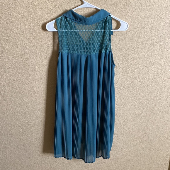Pleated sleeveless blouse - Picture 3 of 3